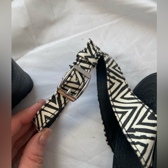 Crocs Black and White Geometric Women's Wedge Sandals size 8 - Picture 8 of 12